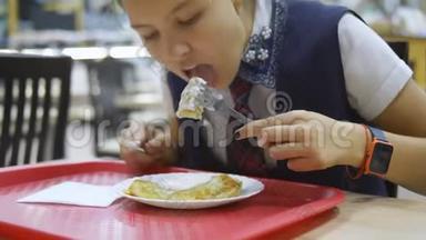 午餐在学校食堂.. 一个十几岁的女孩正在学校食堂吃午饭。